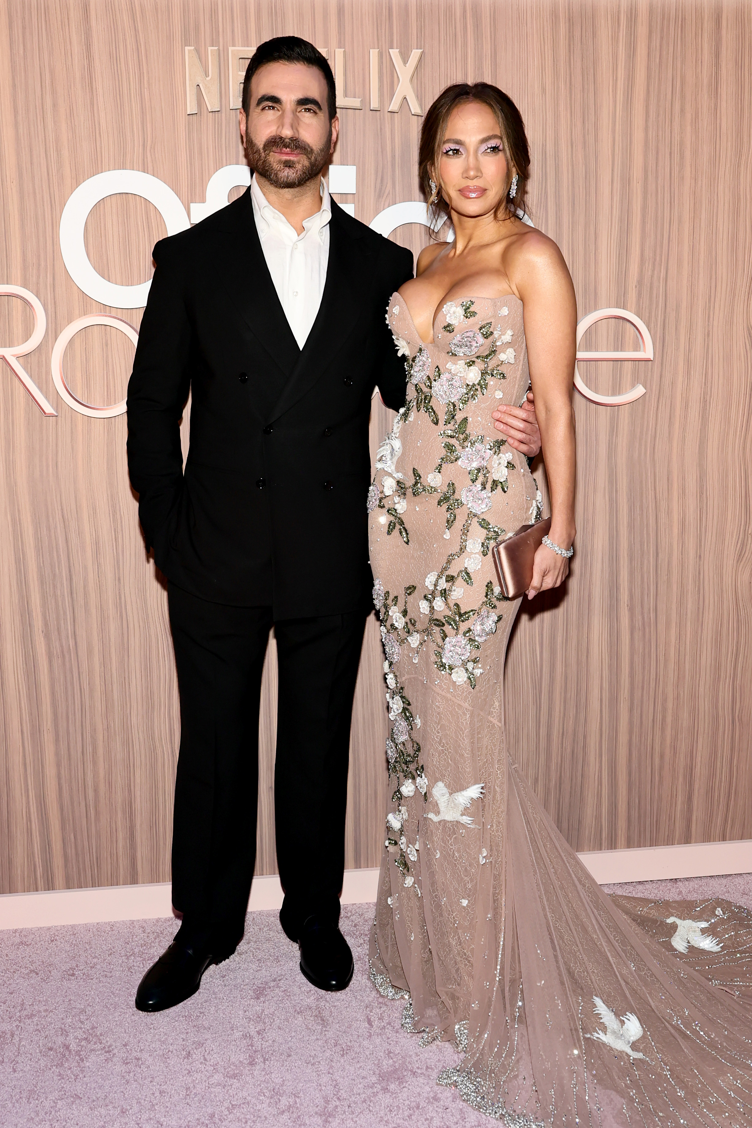 Jennifer Lopez, apariție cu decolteu generos la premiera filmului „Office Romance”. Sânii abia îi încăpeau în corset