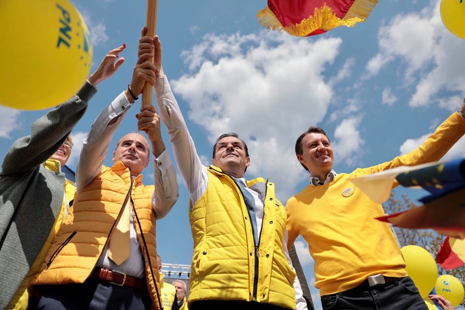 FOTO | Liberalii au mărşăluit pe străzile din Alexandria şi acuză PSD că le-a blocat organizarea mitingului