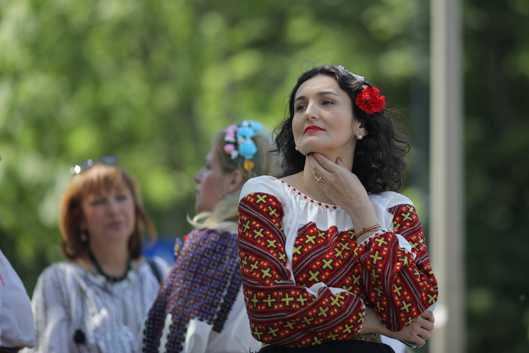 Zeci de oameni au defilat în costume populare, de ziua națională a portului tradițional din România / FOTO