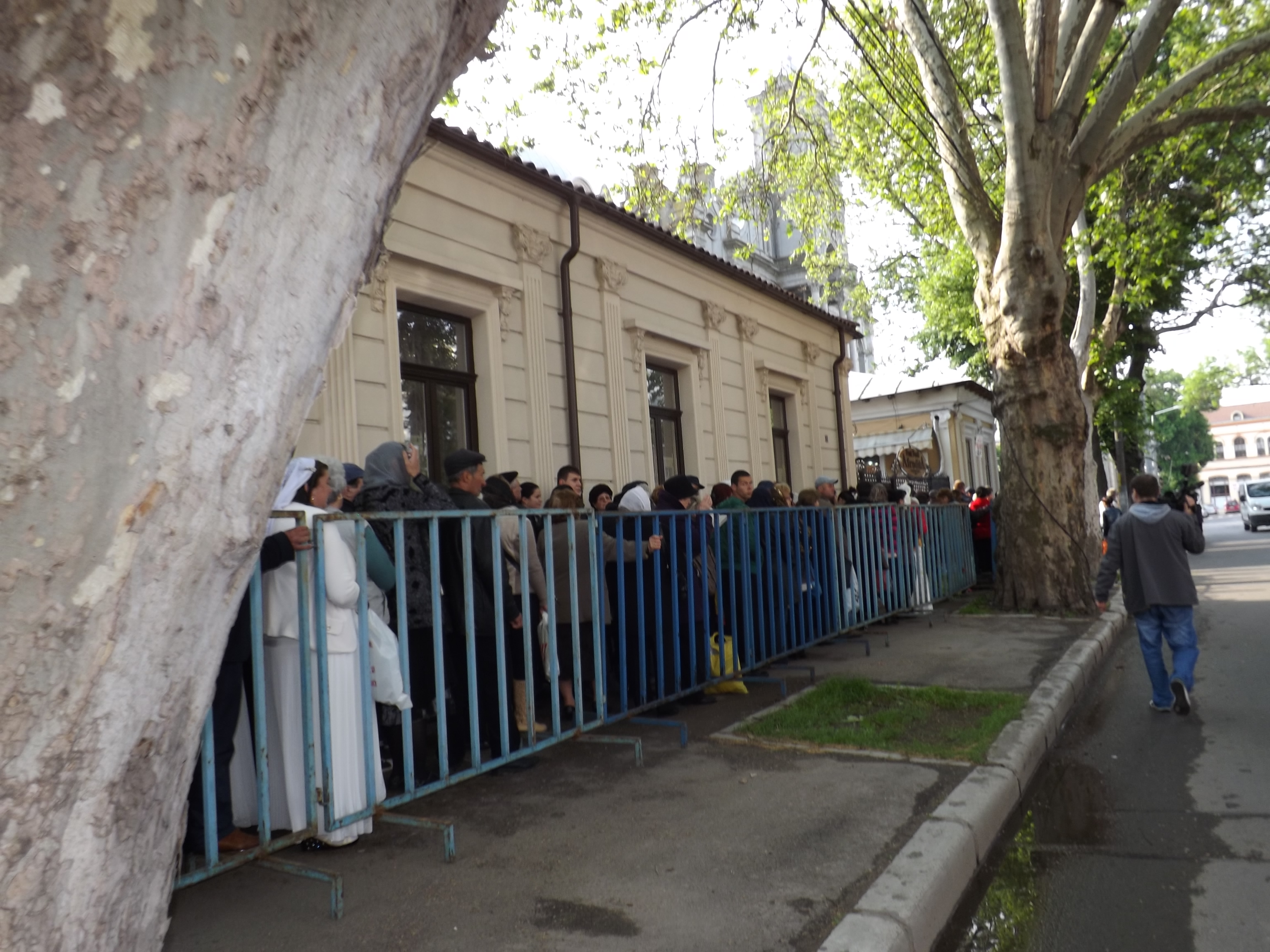 Zeci de mii de credinicioși au stat la coadă de Izvorul Tămădurii, pentru a lua apă sfințită | GALERIE FOTO