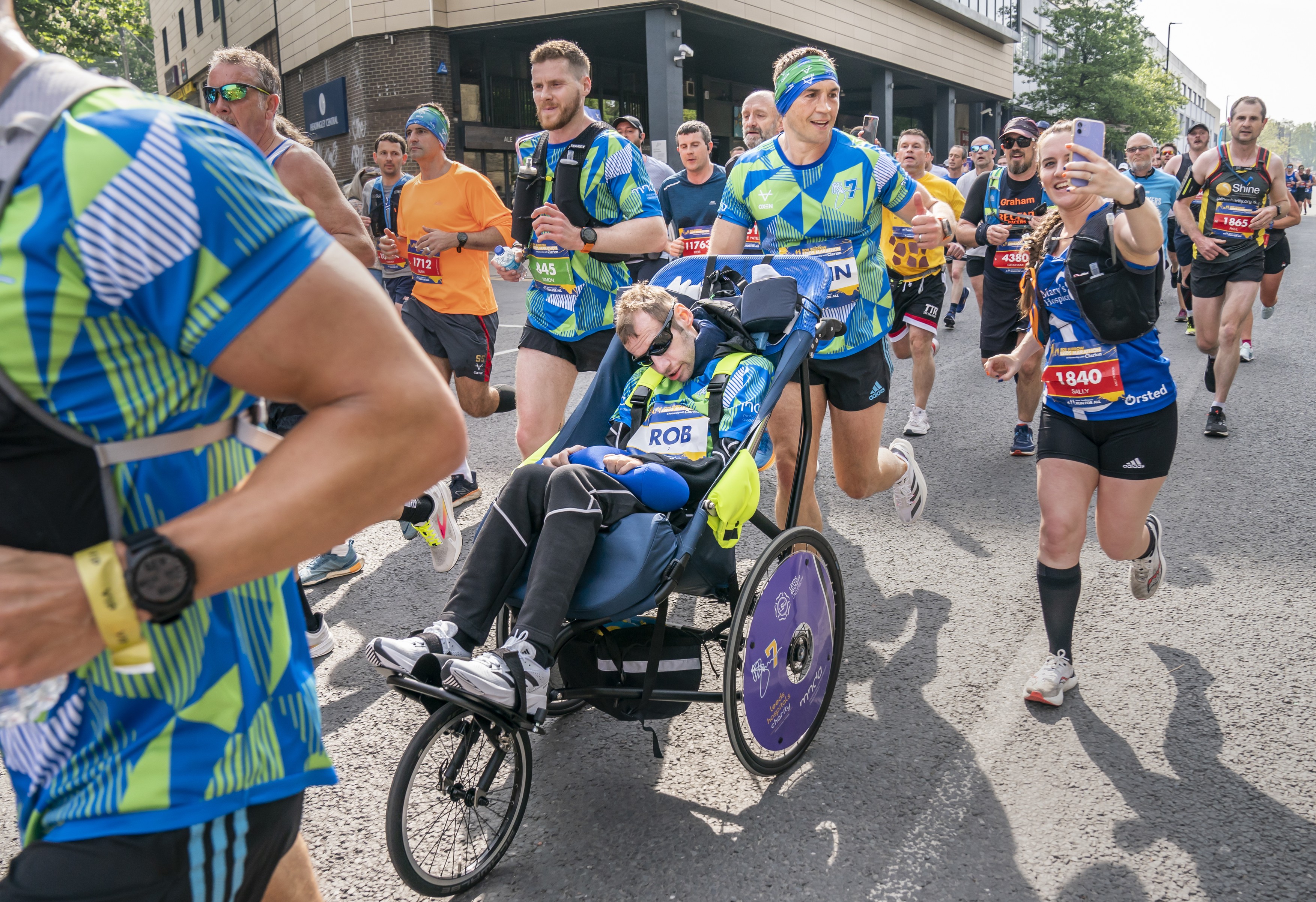 Momentul emoționant în care fostul mare jucător englez de rugby Rob Burrow, diagnosticat cu MND, este purtat pe brațe pe linia de sosire a maratonului din Leeds