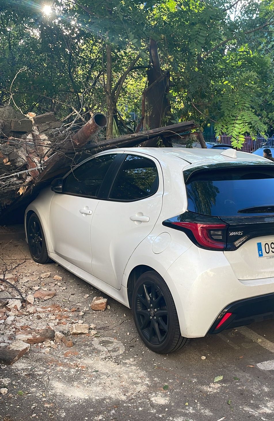 Un zid dezafectat s-a prăbușit peste mai multe maşini într-o parcare din Bucureşti | VIDEO