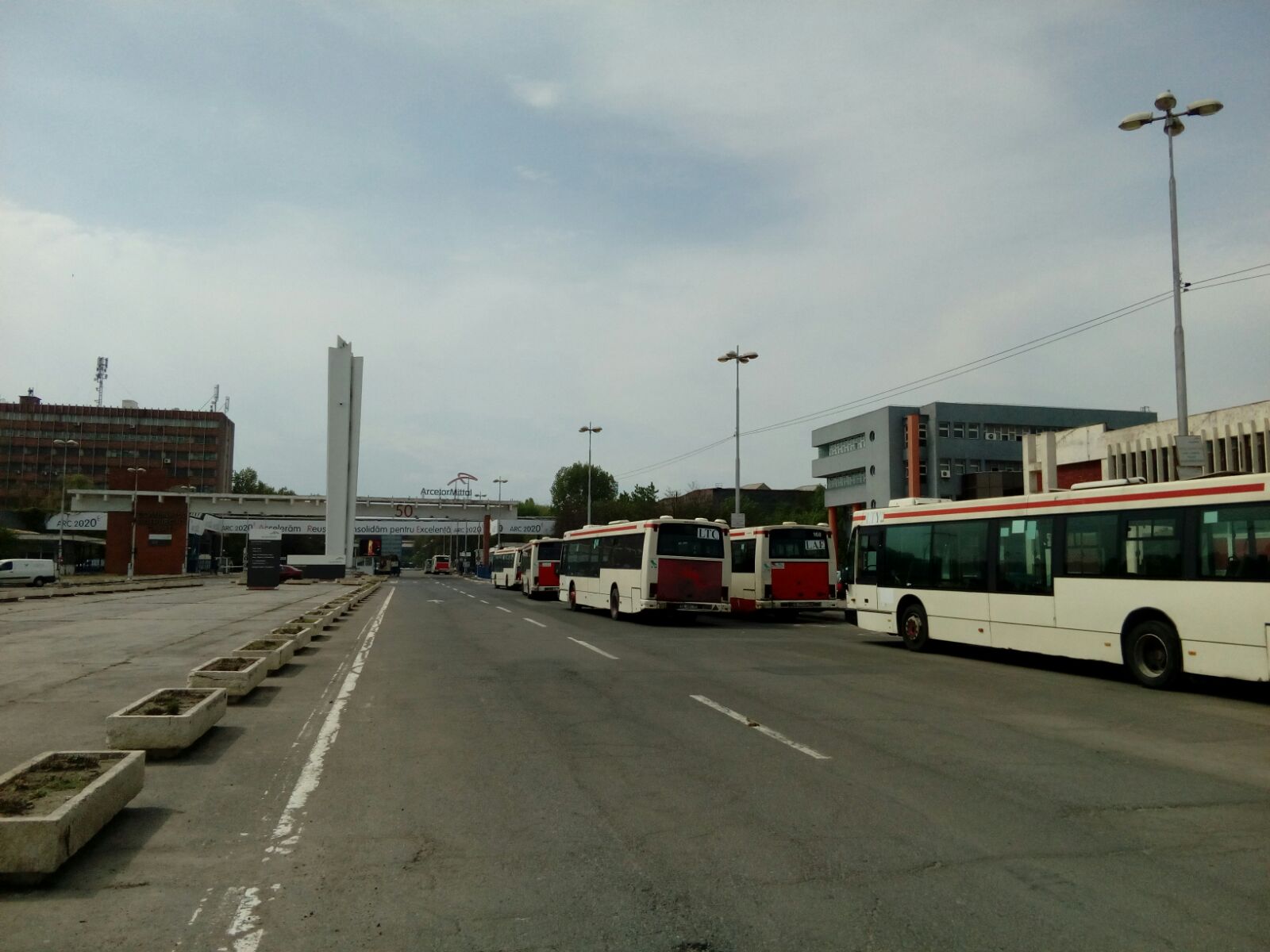 REPORTAJ/ Angajaţii ArcelorMittal Galaţi, între îngrijorare și speranță, înaintea vânzării. "Un şef spunea că cine ţine un ciorap găurit? Cine l-a găurit, nu tot ei?"