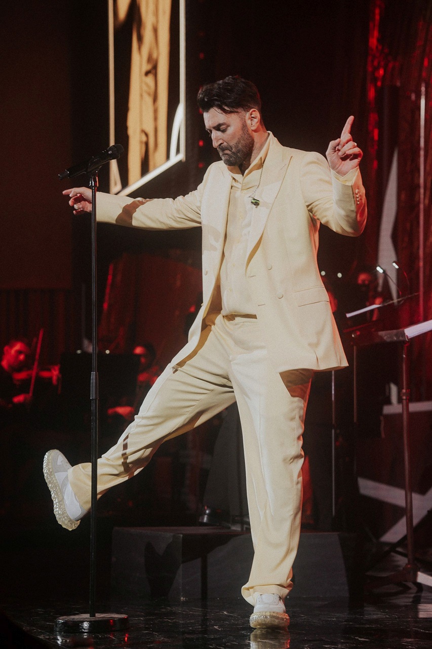 Smiley, în lacrimi pe scenă. Gestul emoționant pe care l-a făcut pentru părinții săi în fața a mii de oameni: „Un moment greu pentru familia mea”