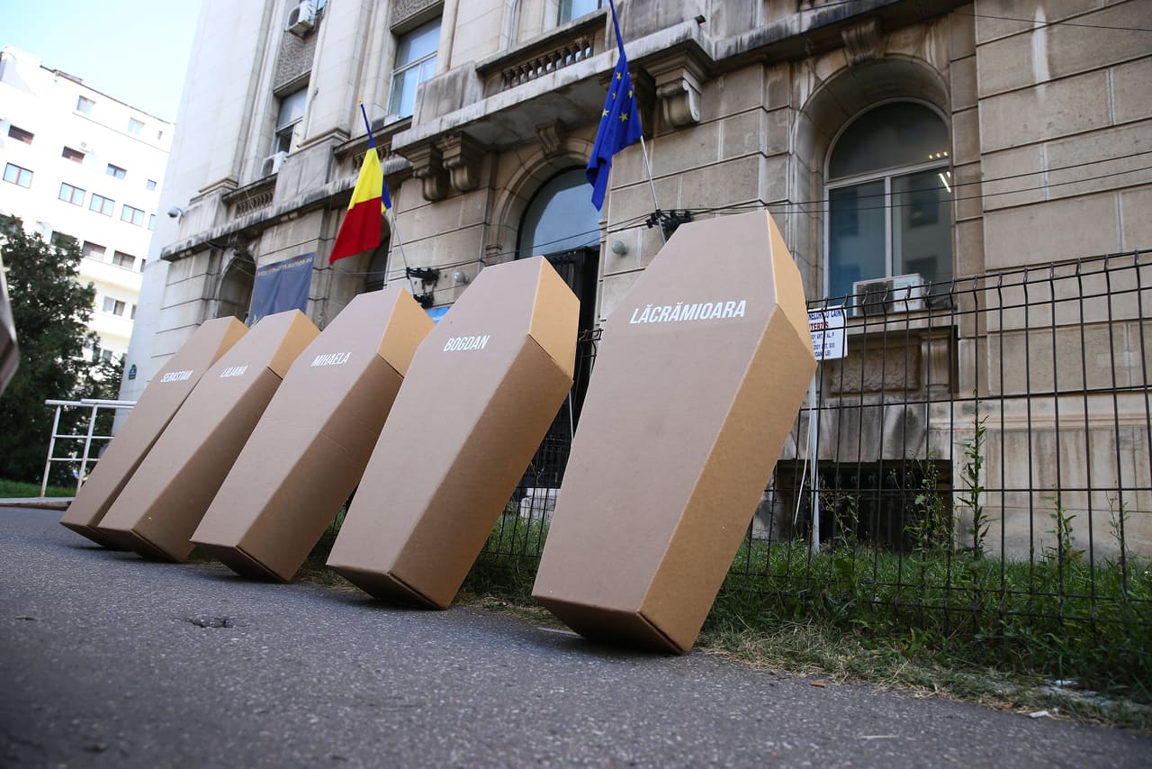 Protest cu sicrie în fața Ministerului Sănătății: „Nu jucați viața copiilor noștri”