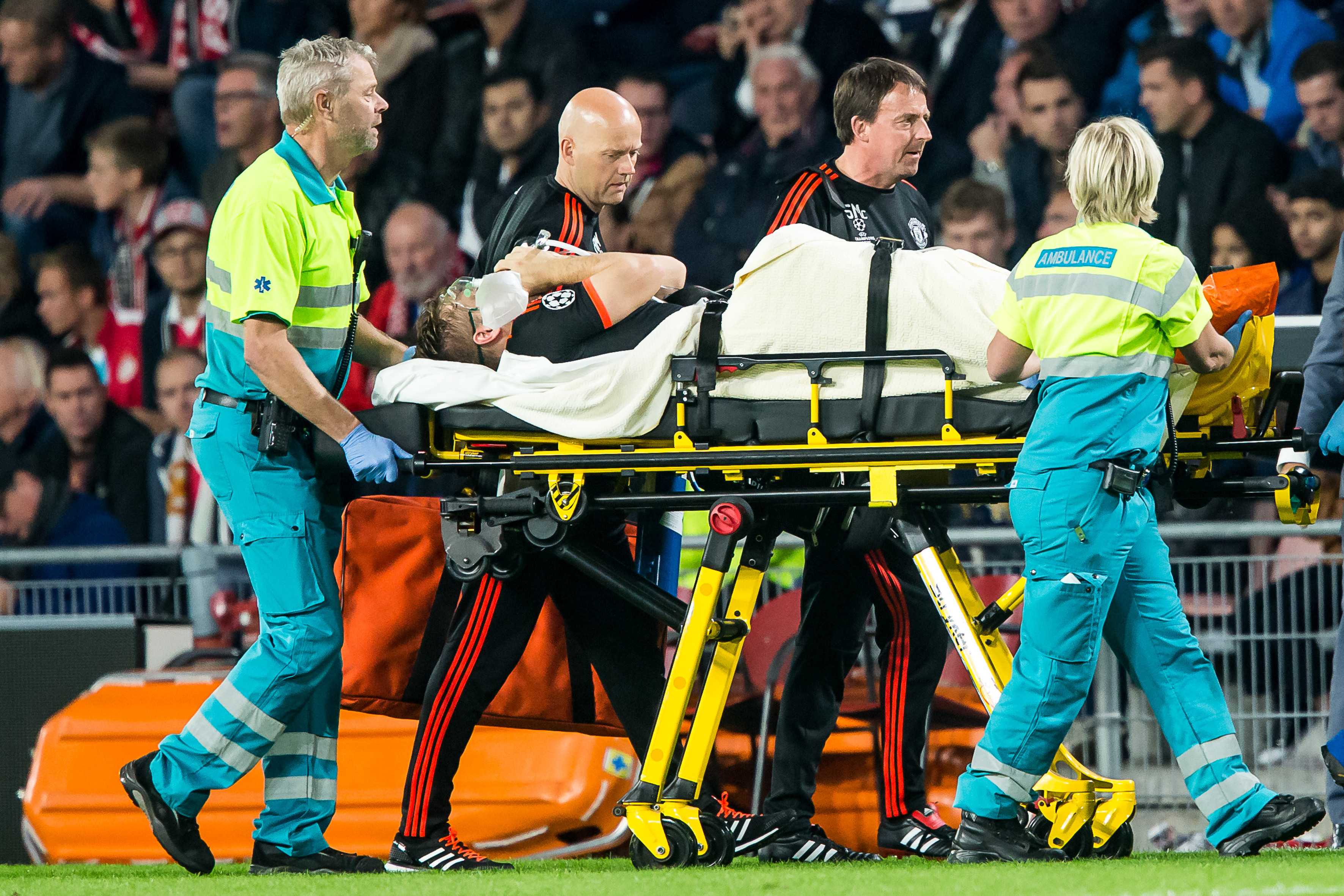 Englezul Luke Shaw a suferit o accidentare horror la meciul PSV - Manchester United / GALERIE FOTO