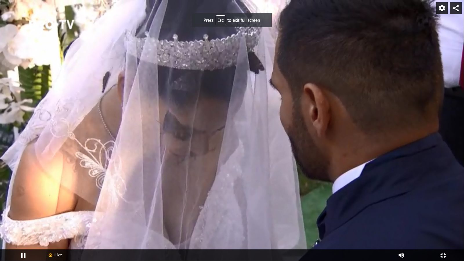 FOTO | Moment neplăcut la nunta Brigittei Sfăt cu Florin Pastramă. Au adus fluturi, dar le-au zburat direct în față