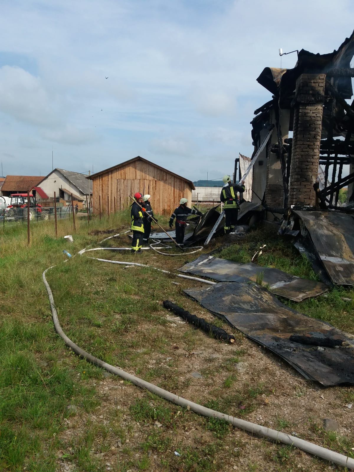 Incendiu la o hală de prelucrare a lemnului din Bățanii Mari, judeţul Covasna. Acoperişul halei s-a prăbuşit