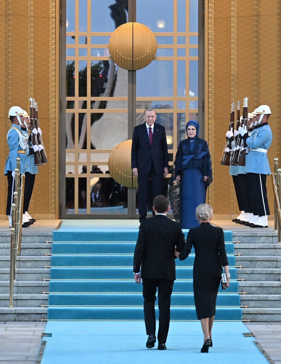 Emmanuel Macron, moment stânjenitor la întâlnirea cu soția lui Erdoğan, la Summitul NATO de la Ankara. Gestul nepotrivit făcut de președintele Franței