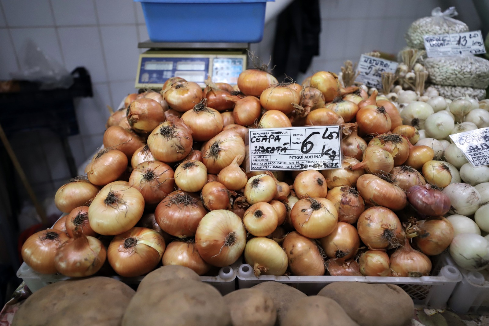 Cât costă să cumperi ingrediente pentru 10 borcane de zacuscă: calculul pentru rețeta tradițională cu vinete, ardei kapia, gogoșari și ceapă