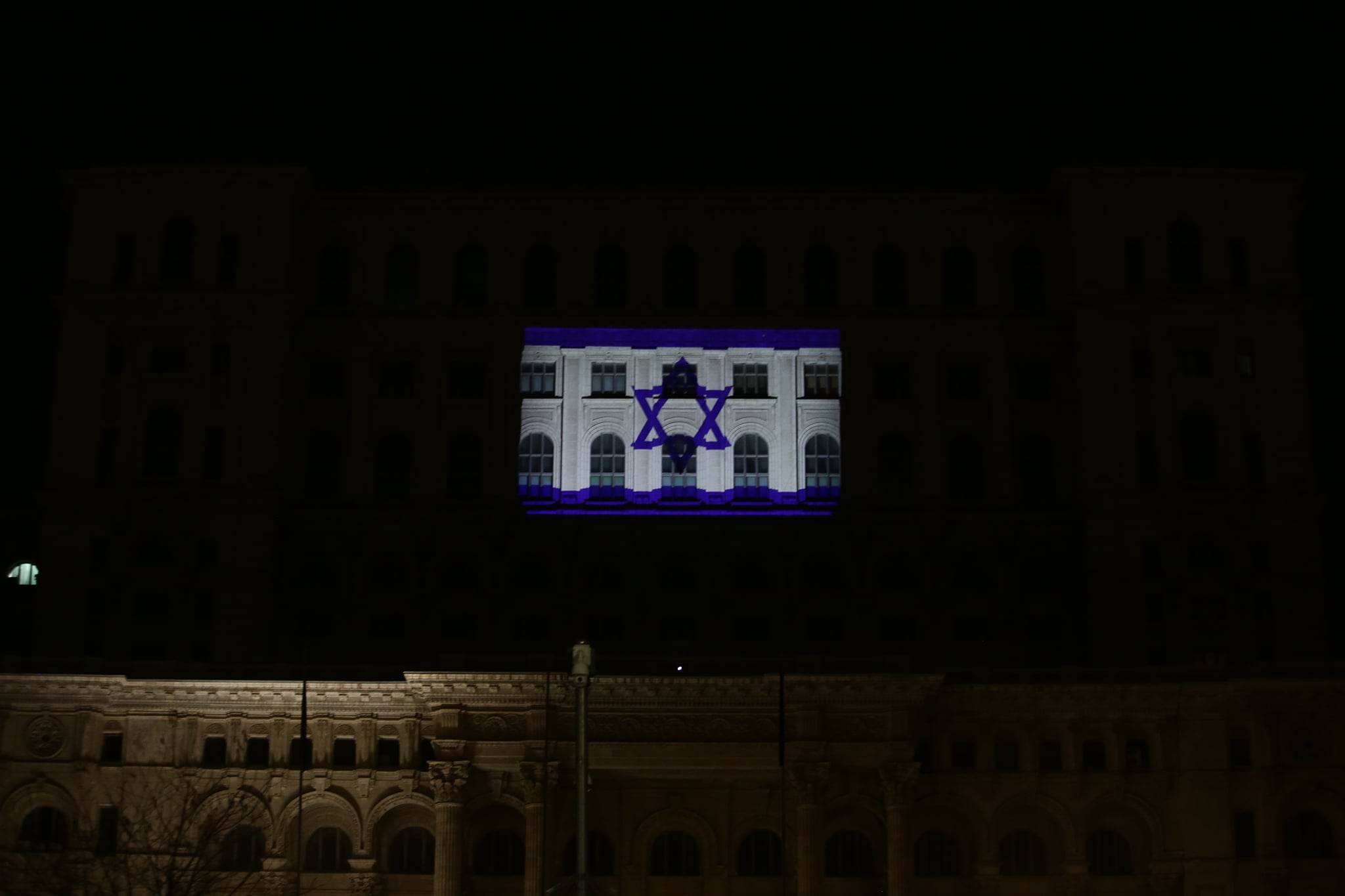Steagul Israelului, proiectat în semn de solidaritate pe faţada Palatului Parlamentului