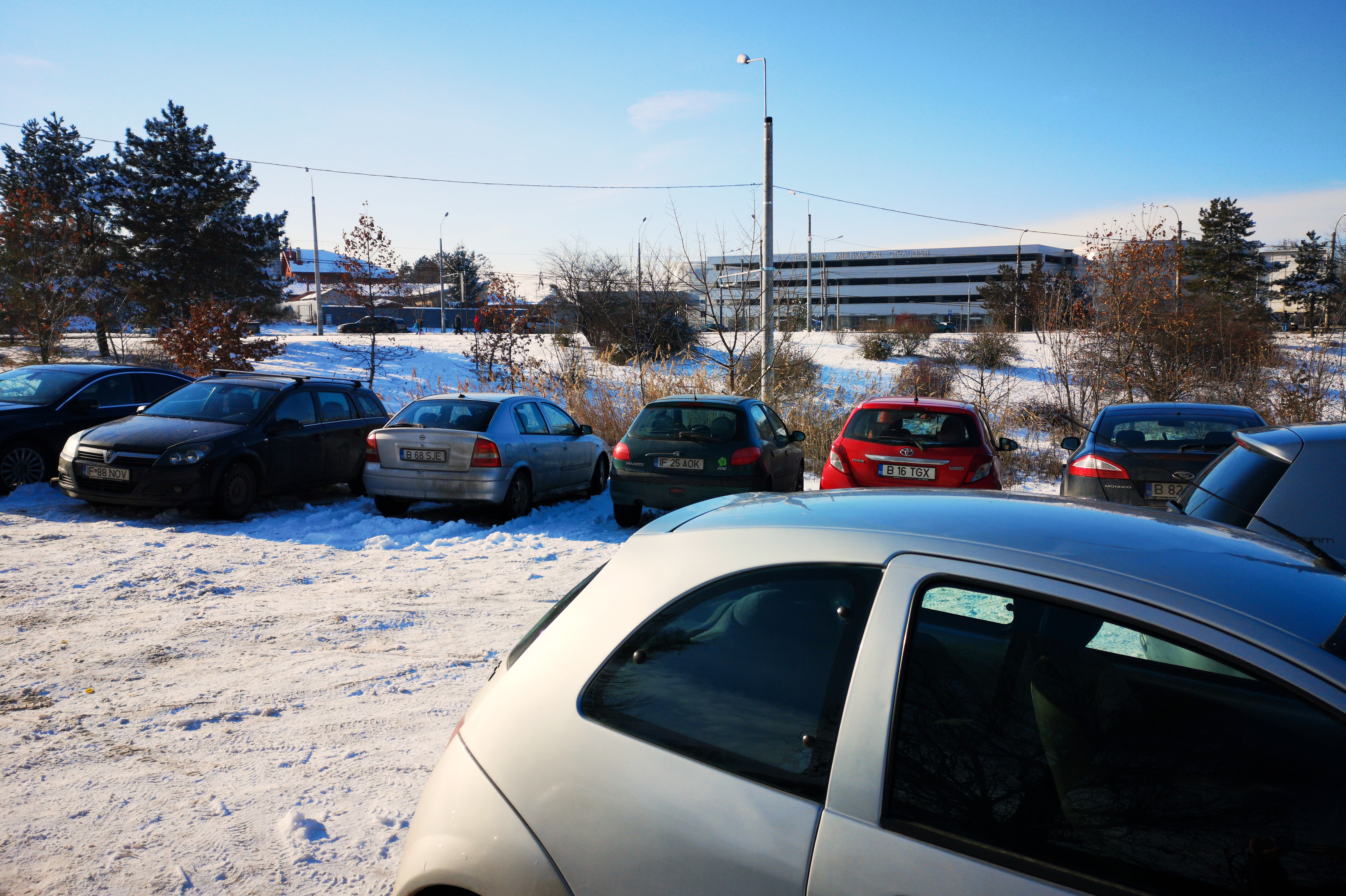 FOTO | Parcarea de 365 de milioane de lei zace goală. Șoferii aleg să parcheze lângă clădirea Străulești inaugurată acum două luni