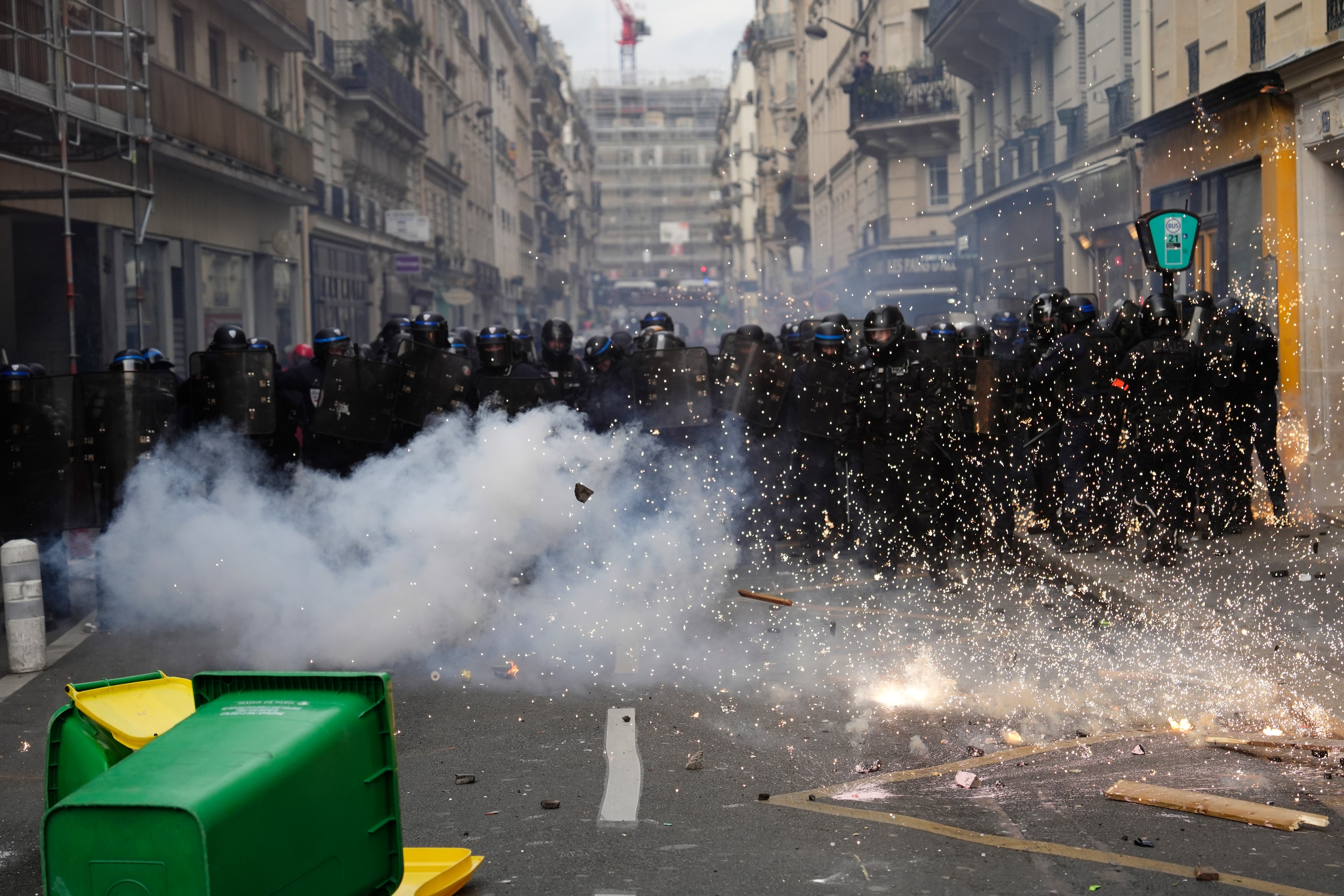 Peste 1,2 milioane de francezi, în stradă pentru a protesta față de proiectul lui Macron de creștere a vârstei de pensionare - VIDEO