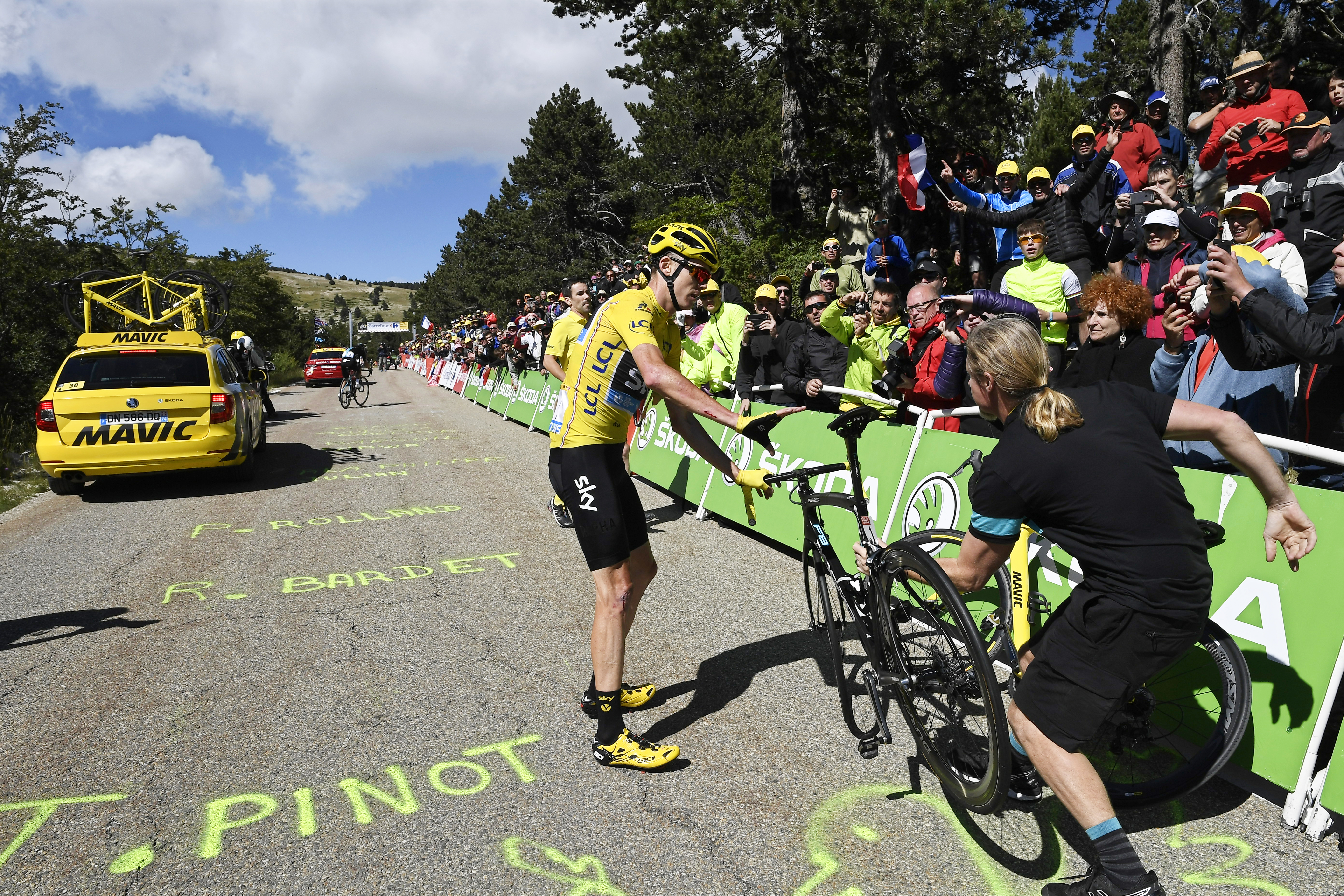 Turul Franței. De Gendt a câștigat la Mont Ventoux. Incident halucinant: Froome a căzut, blocat de fani și de motocicleta organizatorilor, a pierdut și a recuperat tricoul galben! VIDEO