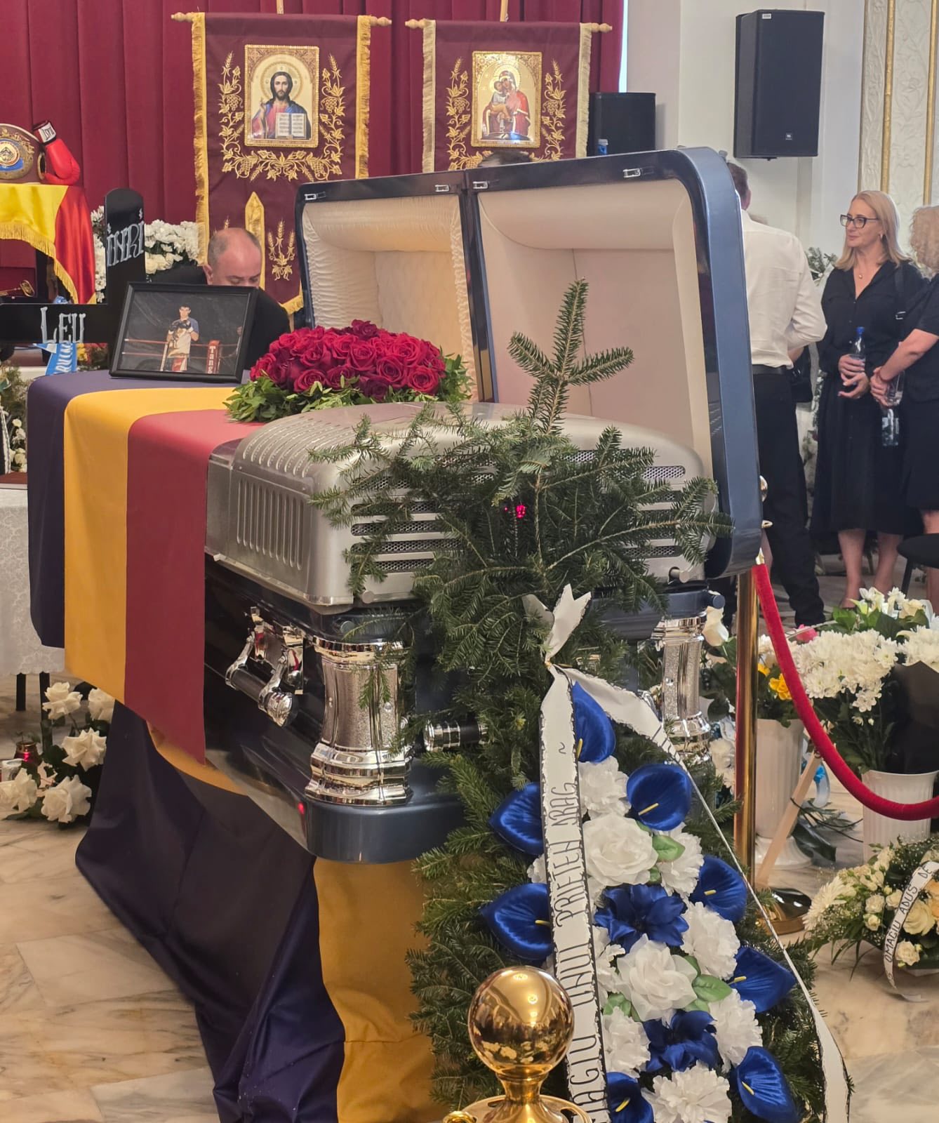 Mihai Leu a fost înmormântat la Hunedoara. Sute de persoane și mai multe mașini de raliu, cu motoarele turate, l-au condus pe ultimul drum