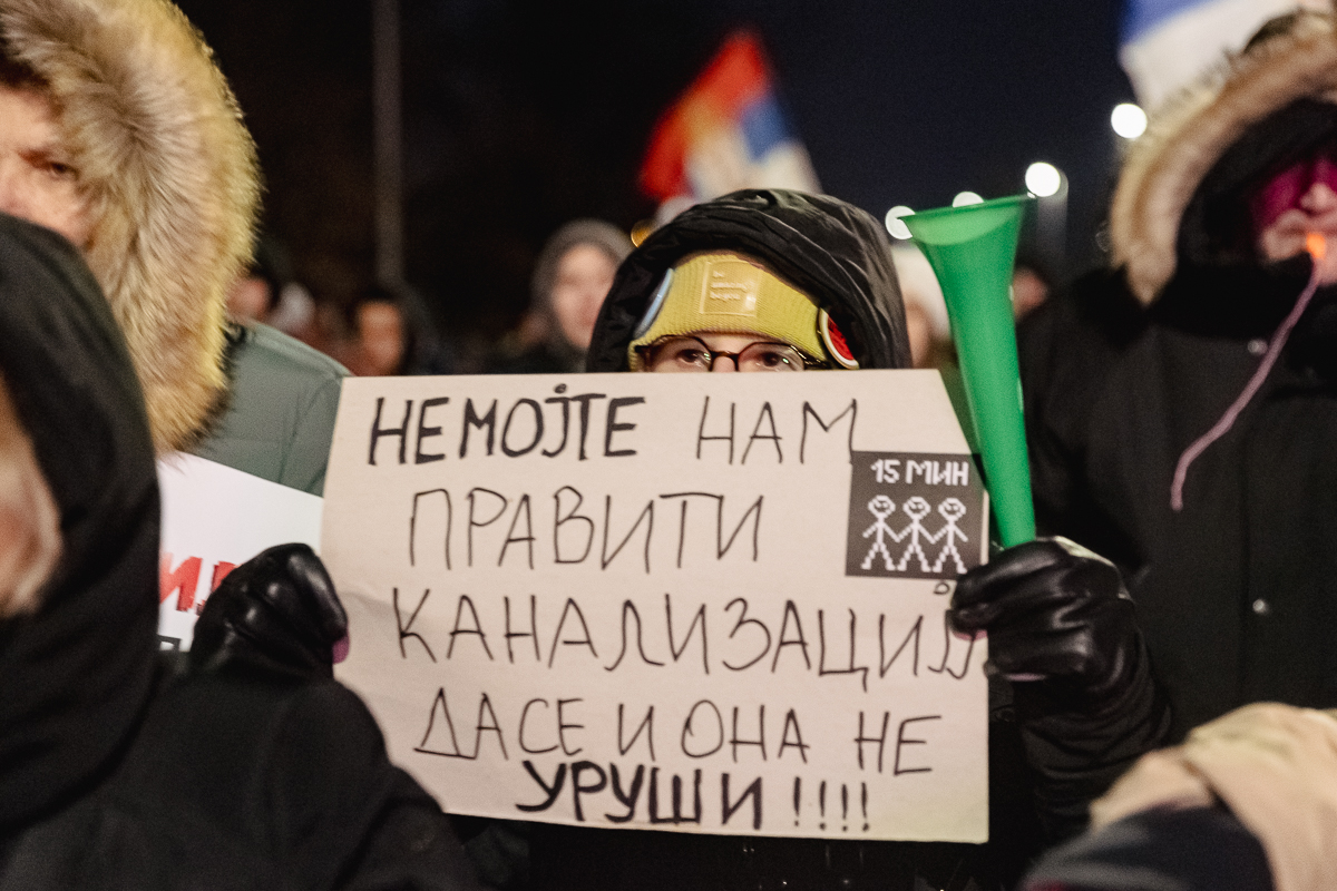 Blocadă pe un mare pod peste Dunăre din Belgrad. De aproape 4 luni, sârbii strigă „Corupția ucide!” | Video/Fotogalerie
