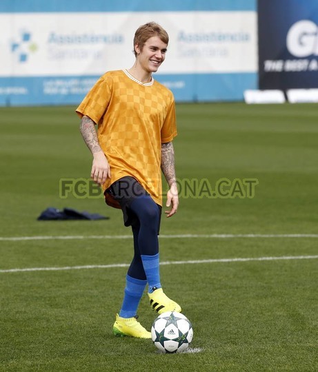 Justin Bieber s-a antrenat împreună cu vedetele echipei FC Barcelona / GALERIE FOTO&VIDEO