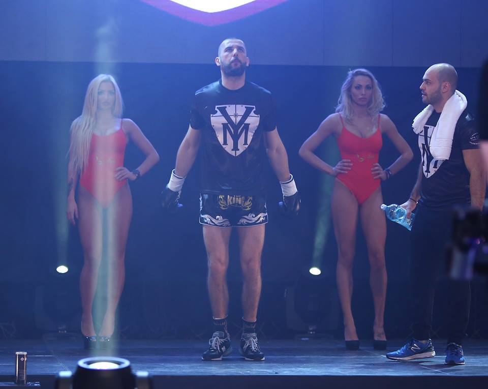 În ring când au intrat, spectatorii s-au înfierbântat! Fetele sexy din preajma băieţilor duri din Superkombat / GALERIE FOTO HOT