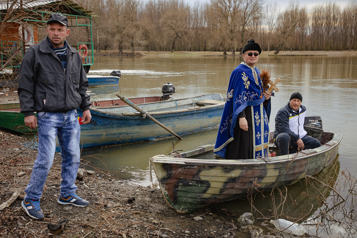 REPORTAJ Boboteaza pe malul Dunării, în comuna Ostrov: procesiune la debarcader, concurs de prins crucea și curse de cai