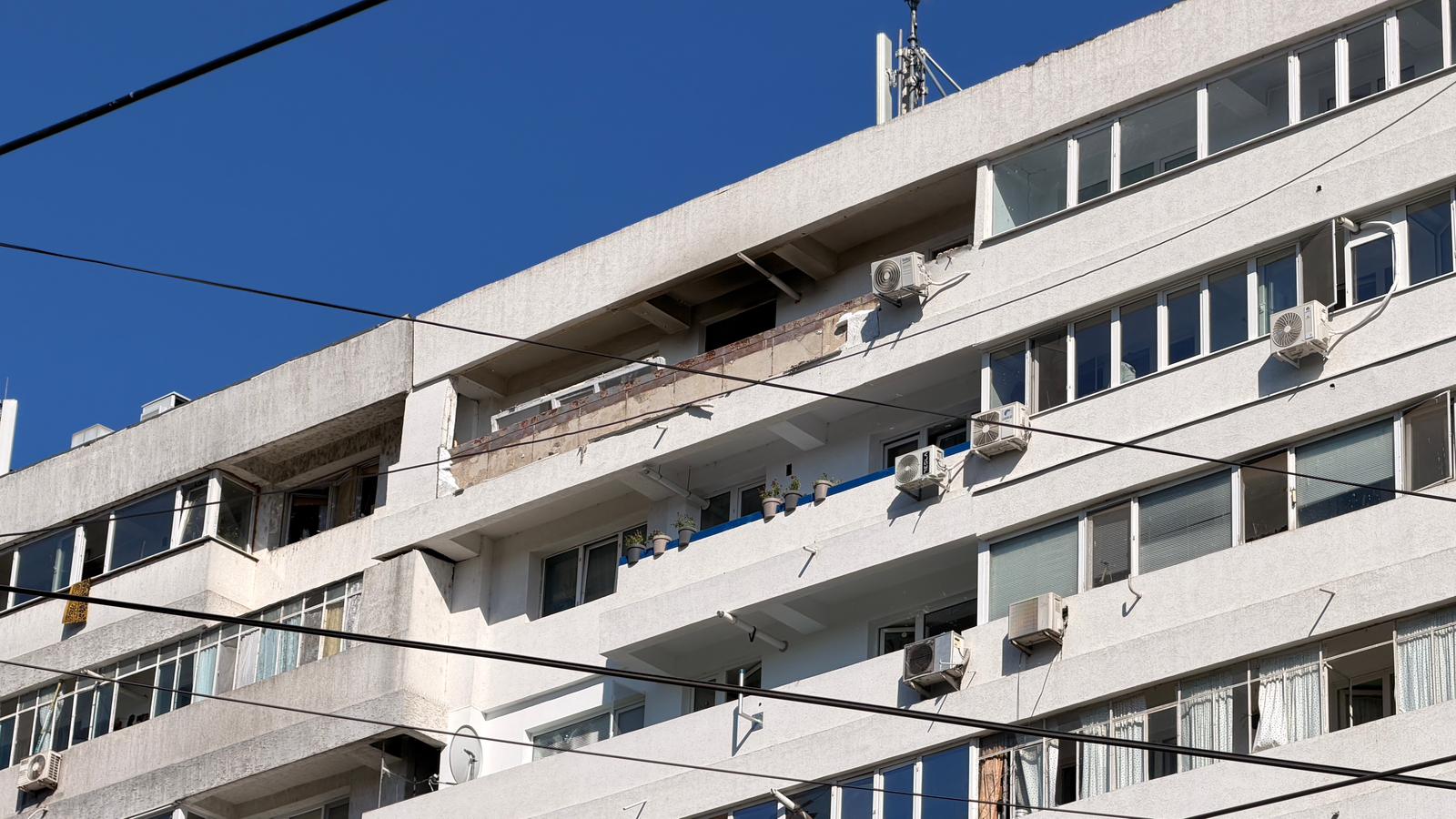 Locuitorii din blocul peste care a căzut drona la Galați se vor putea întoarce în apartamente, dar momentan nu vor avea nici gaze și nici curent electric