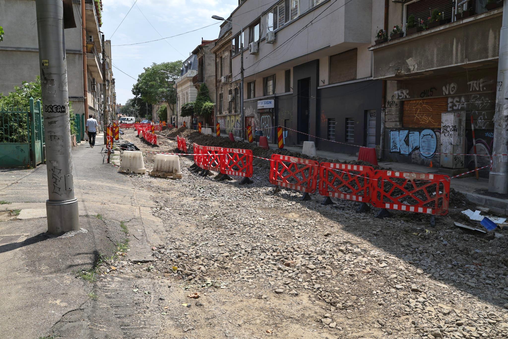 „Haos total! Tremură casa când trec utilajele”. Am mers pe șantierul STB să vedem cum se lucrează la schimbarea liniilor de tramvai