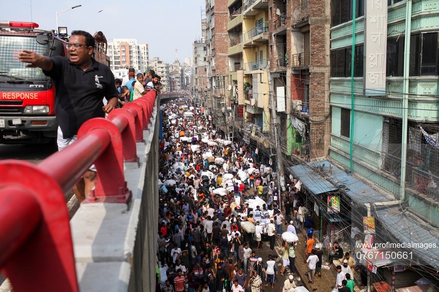 Sute de pompieri se luptă cu un incendiu masiv izbucnit la o piață de haine din capitala Bangladeshului