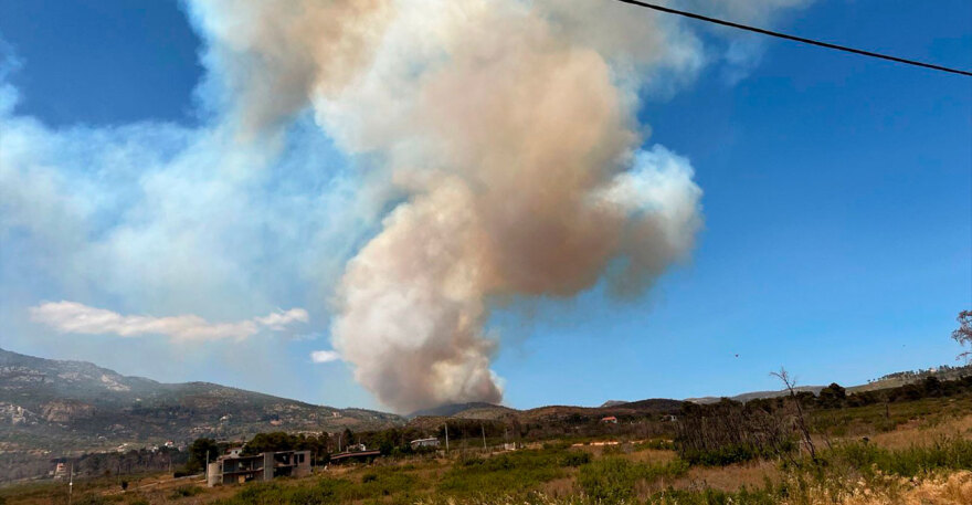 Sute de pompieri luptă să stingă incendiile din pădurile de lângă Atena: „Sunt mai multe focare, lupta este crâncenă”