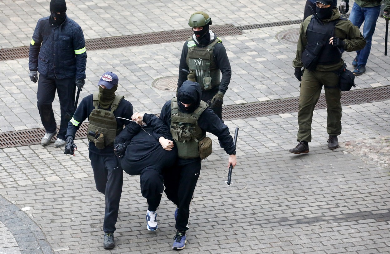 Noi proteste violente la Minsk. Svetlana Tihanovskaia speră să se vadă cu Joe Biden