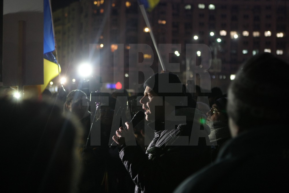 UPDATE. Protest, miercuri seara, în Piața Victoriei. ”Uniți toți, scăpăm țara de hoți!”. Hora frăției, în fața Guvernului / GALERIE FOTO