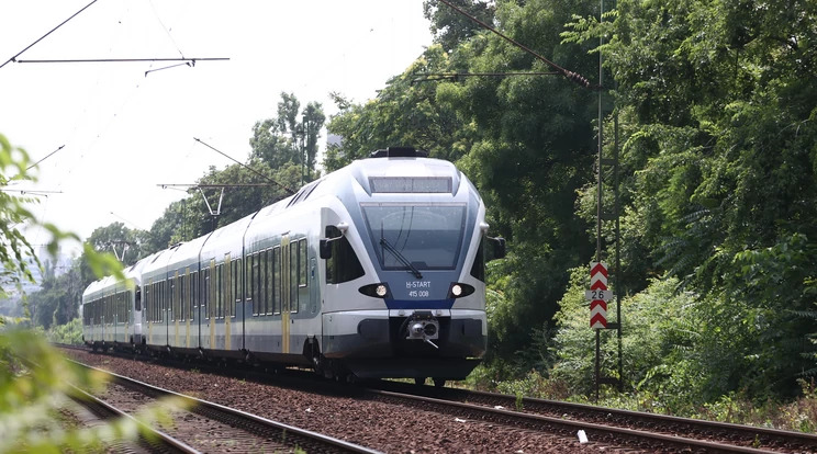 Hatalmas razzia lesz a vonatokon és a pályaudvarokon: a rendőrök az utasok csomagjait is átnézik