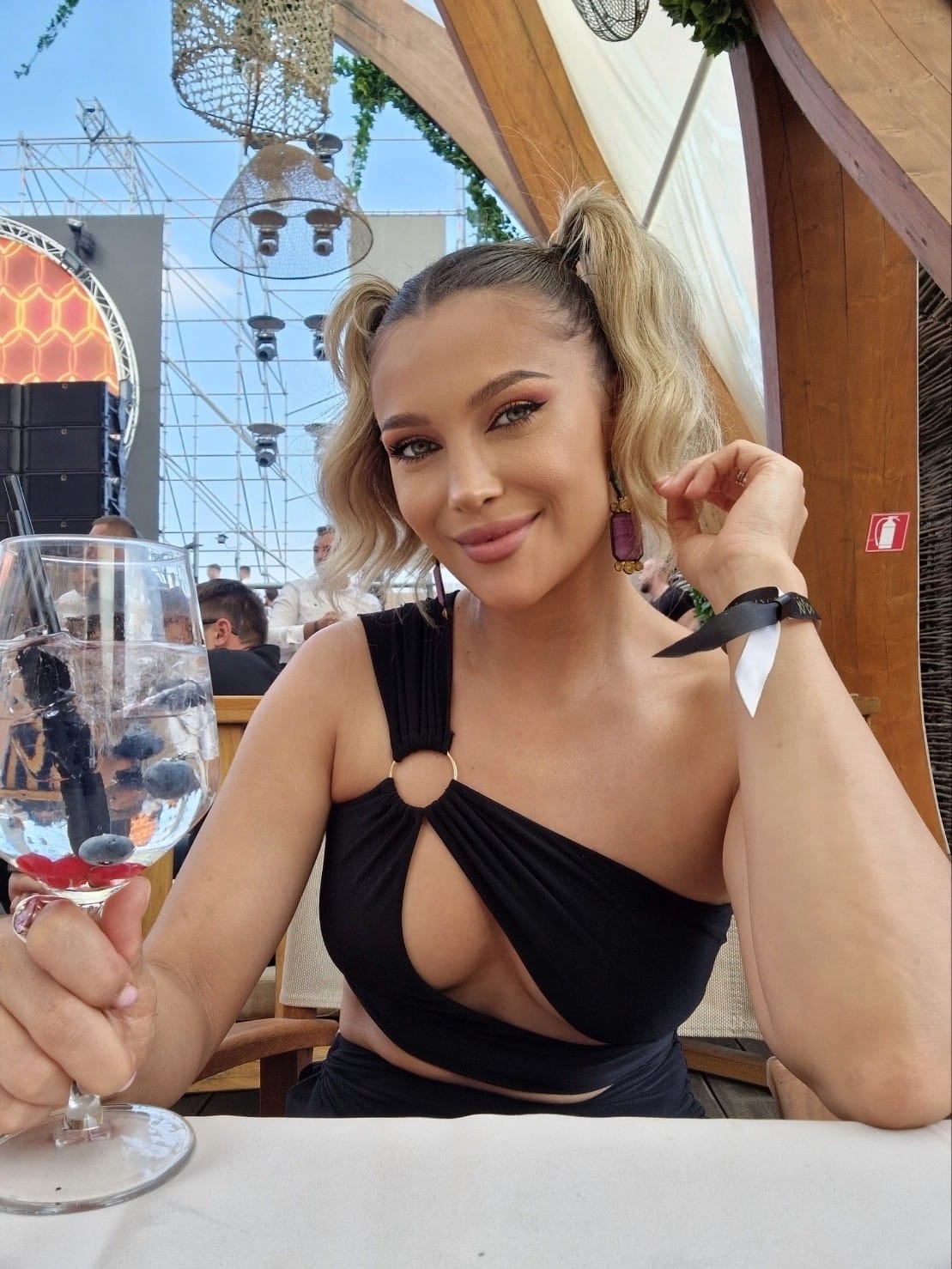 Lora a răbufnit după ce a fost criticată de fani că pozează sexy: „Tu îmi pui preț practic şi stabileşti valoarea”. Au comparat-o cu Andra