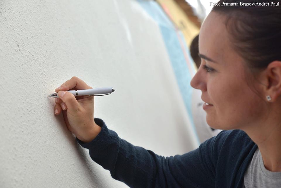 FOTO/ Strada Sforii din Braşov devine Muzeu în aer liber. De vineri, cea mai îngustă stradă din Europa de Est a fost redeschisă publicului