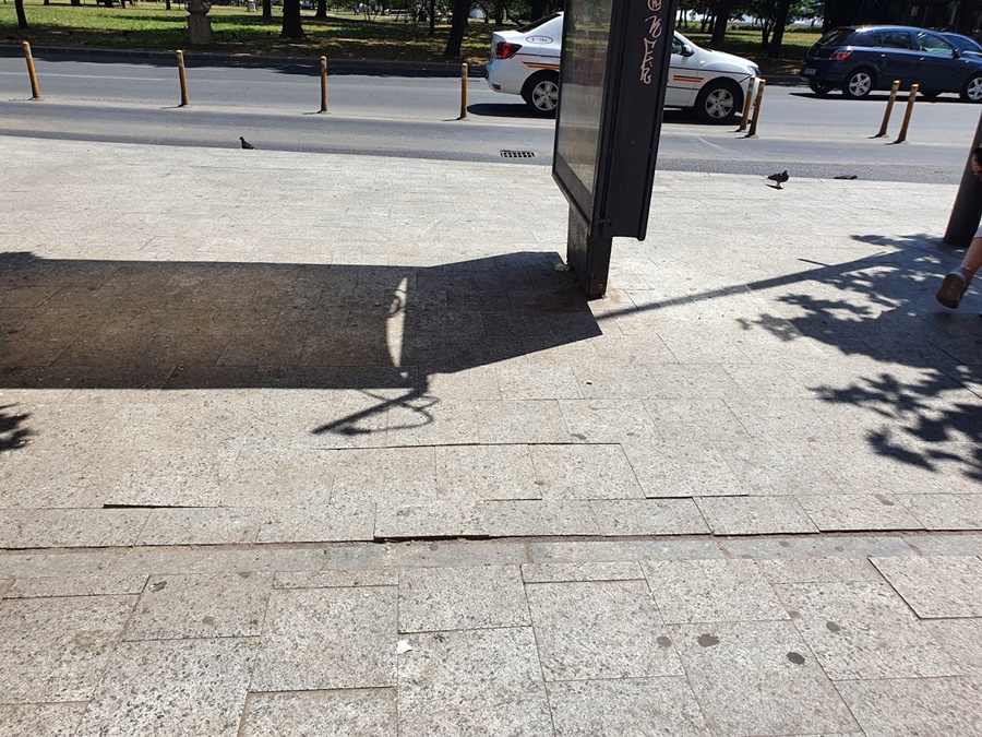 Trotuarul din Piața Unirii din București, la nici un an de la reabilitare: dale de granit desprinse, unele crăpate, altele lipsesc