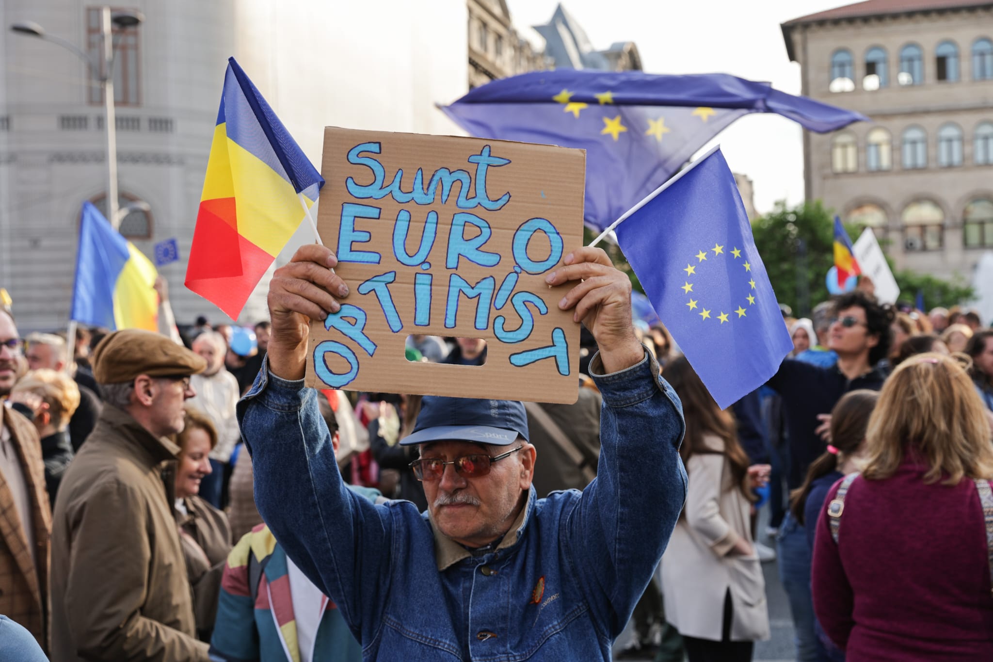 Miting pro Europa în București de Ziua Europei pentru susținerea apartenenţei la UE. Lumea a cântat „Imnul golanilor” și „Insieme”. Câți oameni au fost