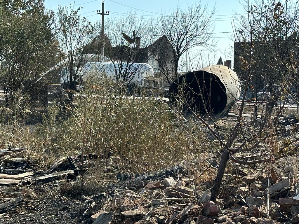 FOTOREPORTAJ Pompierii încă intervin în zona exploziei, oamenii spun că n-au primit ajutor: „Stăteam lângă o bombă și nu știam!”