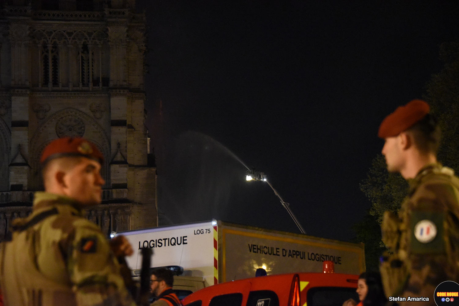Incendiul de la Notre Dame, prin ochii unui voluntar român care i-a însoțit toată noaptea pe pompierii francezi: ”Oameni căzuți în genunchi se rugau, alții erau stană de piatră, cu fețele scăldate în lacrimi”