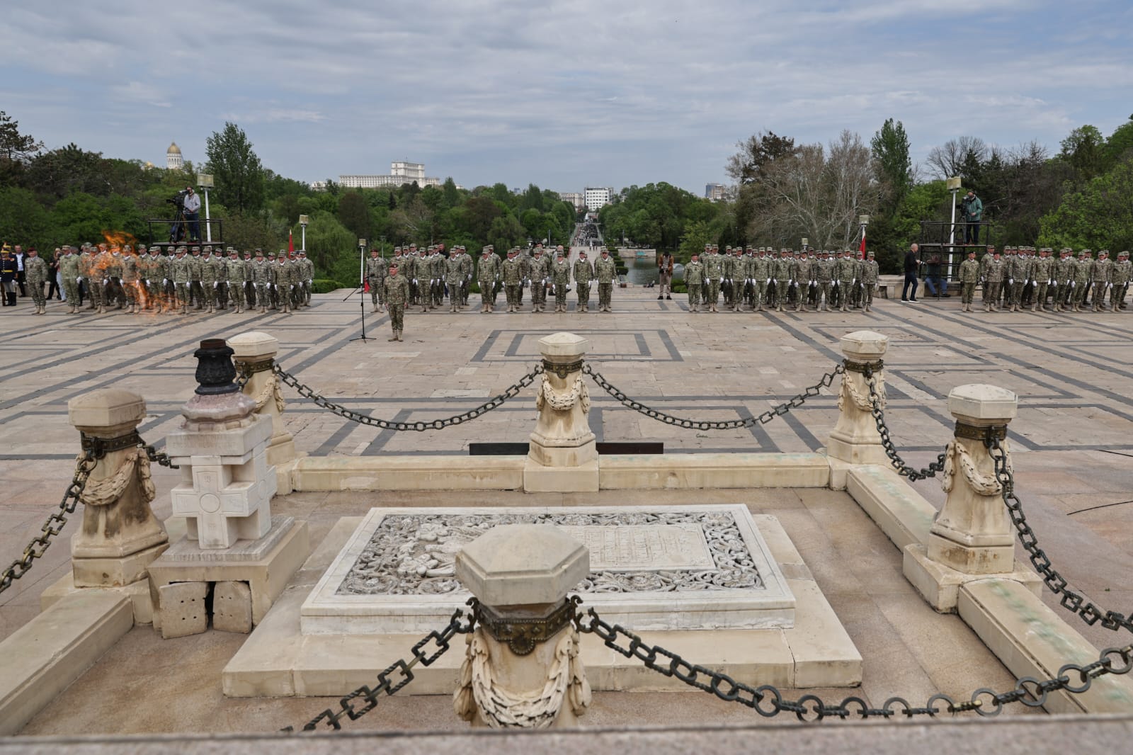 Ziua Forțelor Terestre 2025. Ilie Bolojan a vizitat fără Marcel Ciolacu expoziția de echipamente și tehnică militară din Parcul Carol | VIDEO