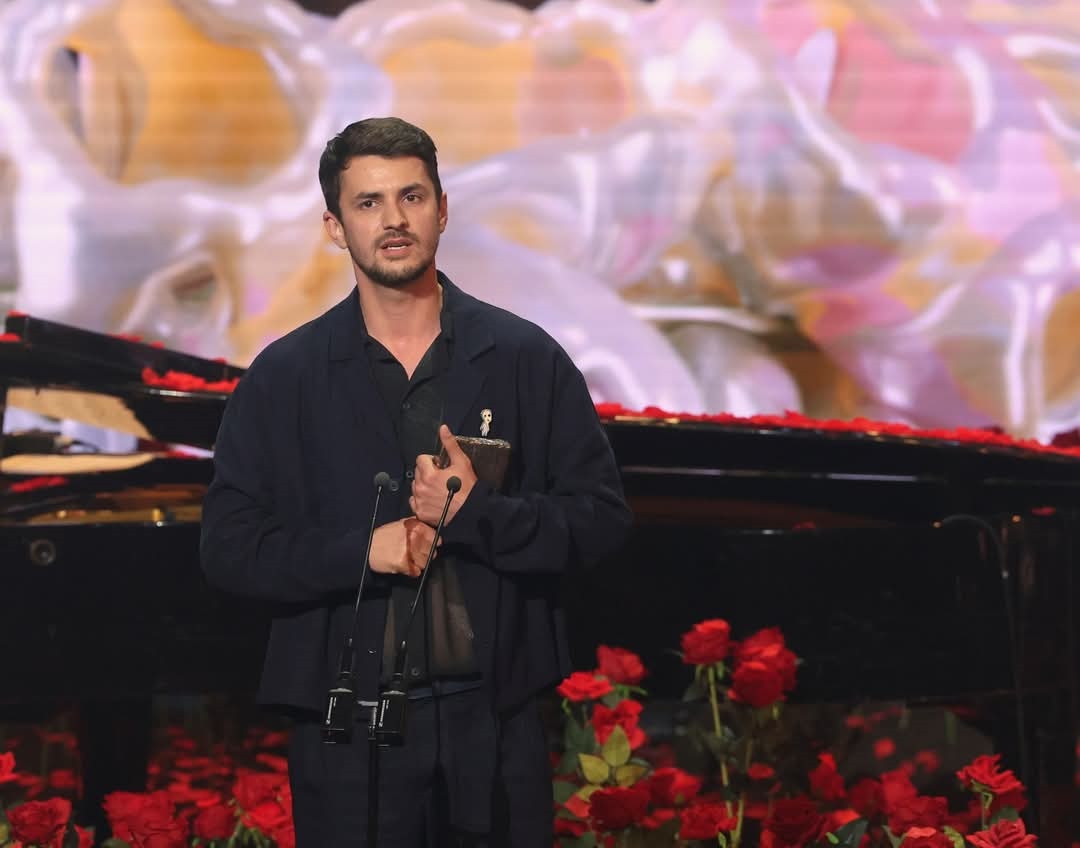 Premiul câștigat de Vlad Udrescu, protagonistul serialului „Ana, Mi-ai fost scrisă în ADN”. Primele declarații: „Pe scenă mă simt liber și împlinit”