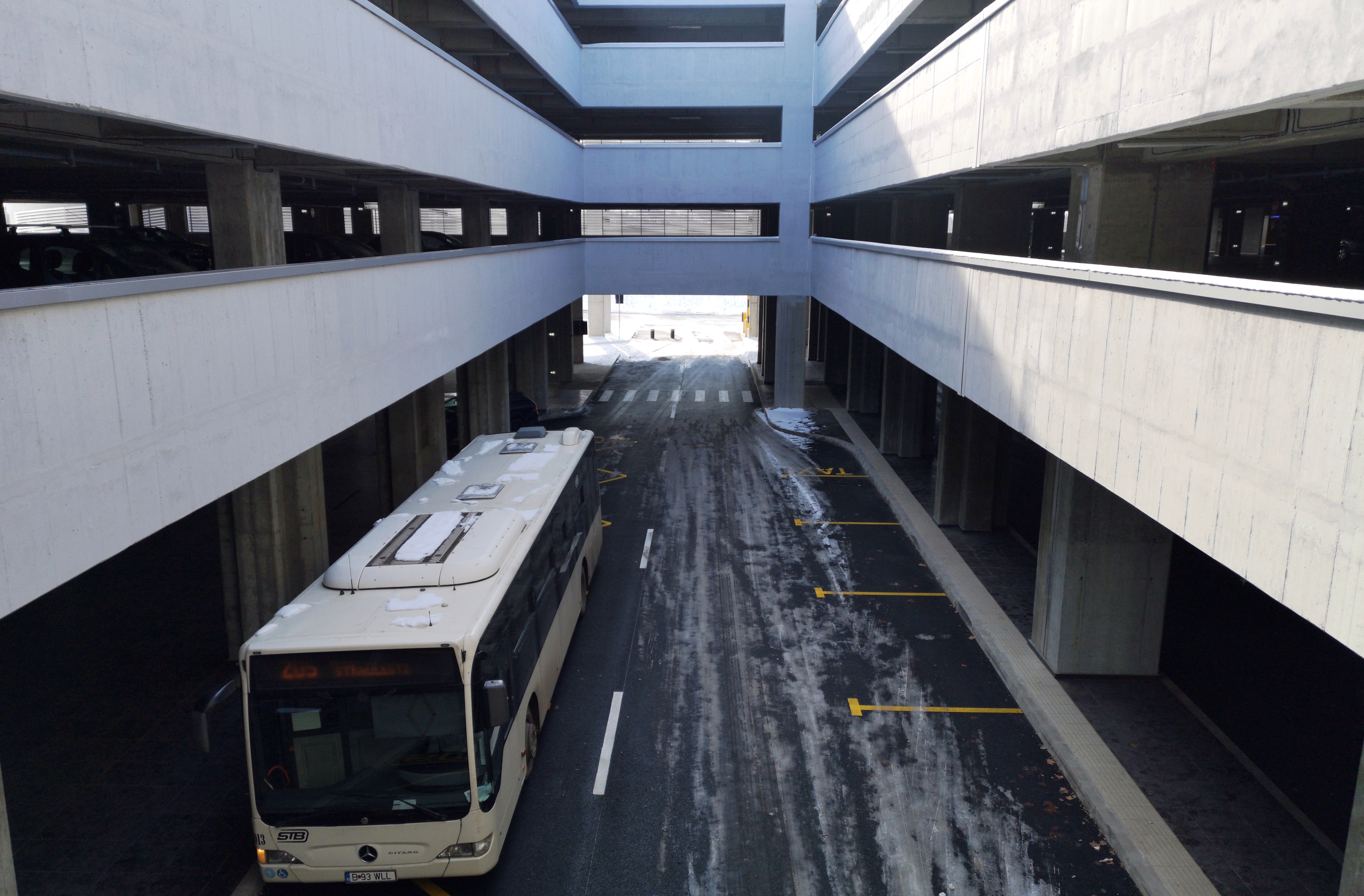 FOTO | Parcarea de 365 de milioane de lei zace goală. Șoferii aleg să parcheze lângă clădirea Străulești inaugurată acum două luni