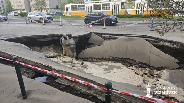 Marad a káosz a Róbert Károly körúton a hétvégéig: csak két sávon lehet közlekedni a csőtörés miatt