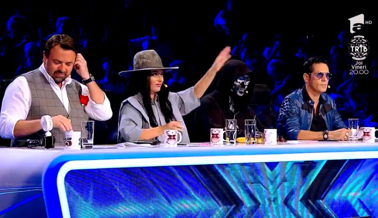 Și-a ratat cariera în preoție din cauza restanțelor. Cezar Dumitrescu, cea mai uluitoare apariție de la X Factor: a cântat, a căzut, a trecut mai departe | FOTO