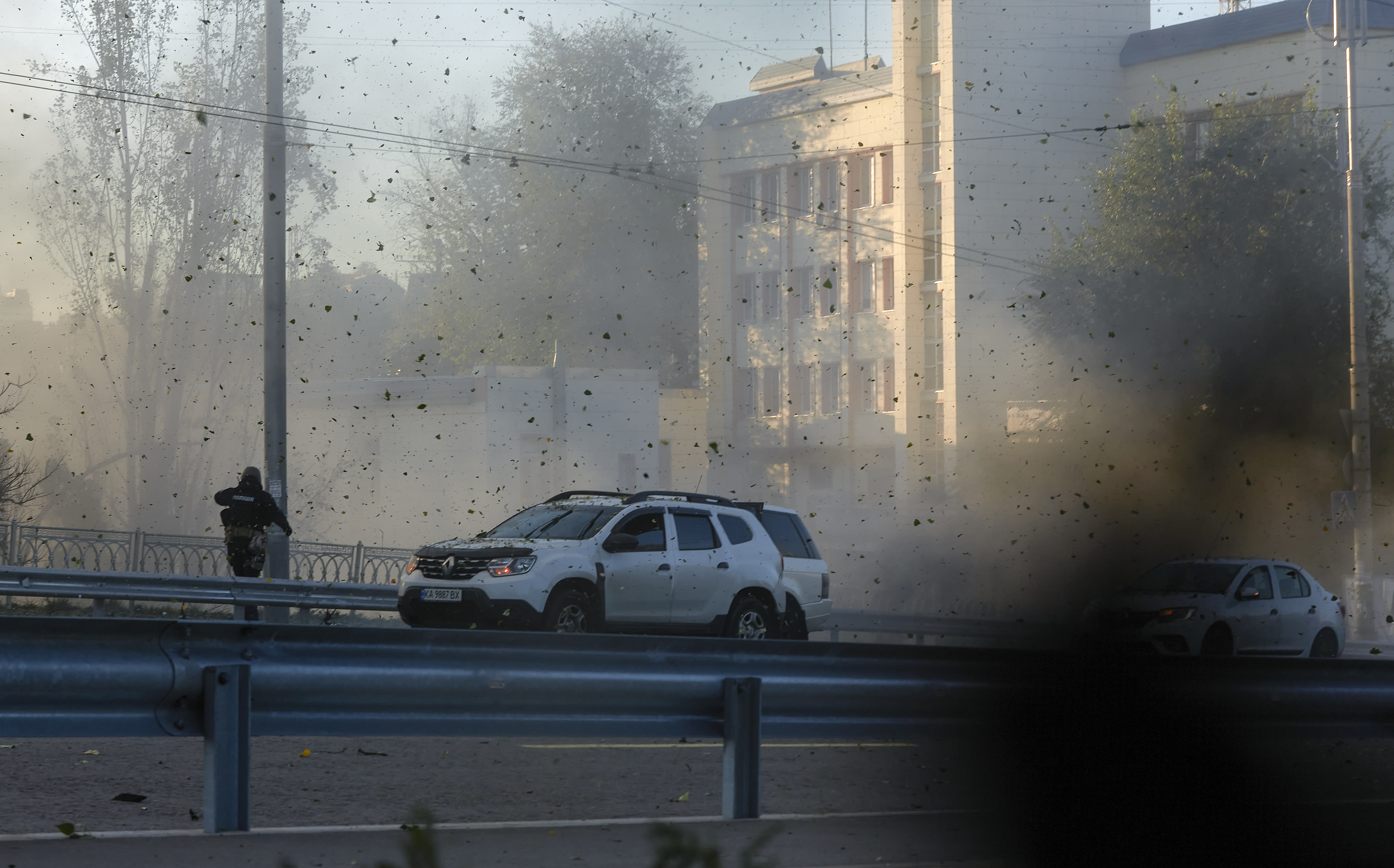 Imagini din Kievul bombardat de ruși luni dimineață. Cel puțin cinci persoane au murit în urma atacurilor