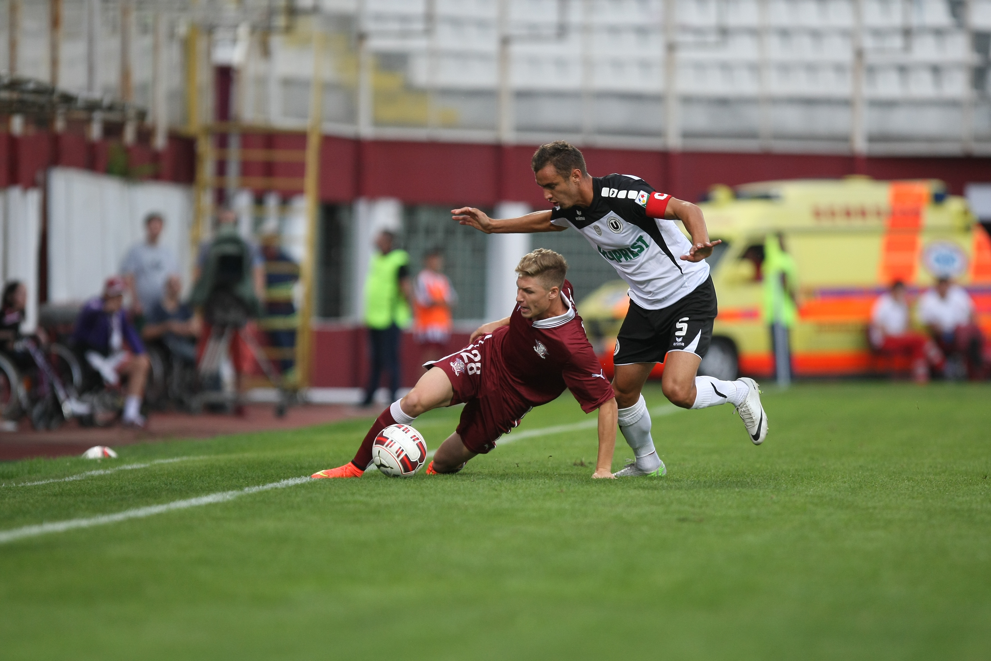 VIDEO / Rapid - ”U” Cluj 2-1. Nebunie în Giuleşti: demisie salvată în prelungiri