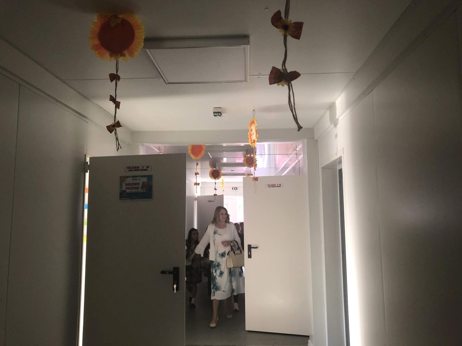 REPORTAJ/ Clopoțelul a sunat în containere la începerea noului an într-o școală din Timișoara. Primarul i-a îndemnat pe cei mici să devină ”oameni școlați” - FOTO