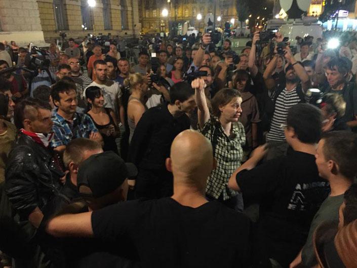 Corespondenţă din UngarIAD! Budapesta e sub asediul miilor de refugiați, iar autoritățile maghiare par să nu mai le facă față. ^Nu doar gara Keleti, epicentrul mulțimii care a venit să-și găsească un trai uman în Europa, e ocupată. Parcurile din jurul arenei pe care se va juca sunt pline de sirieni și de afgani. Nimic nu e ce pare, nimic nu mai e sigur. Se va juca și fotbal aici?