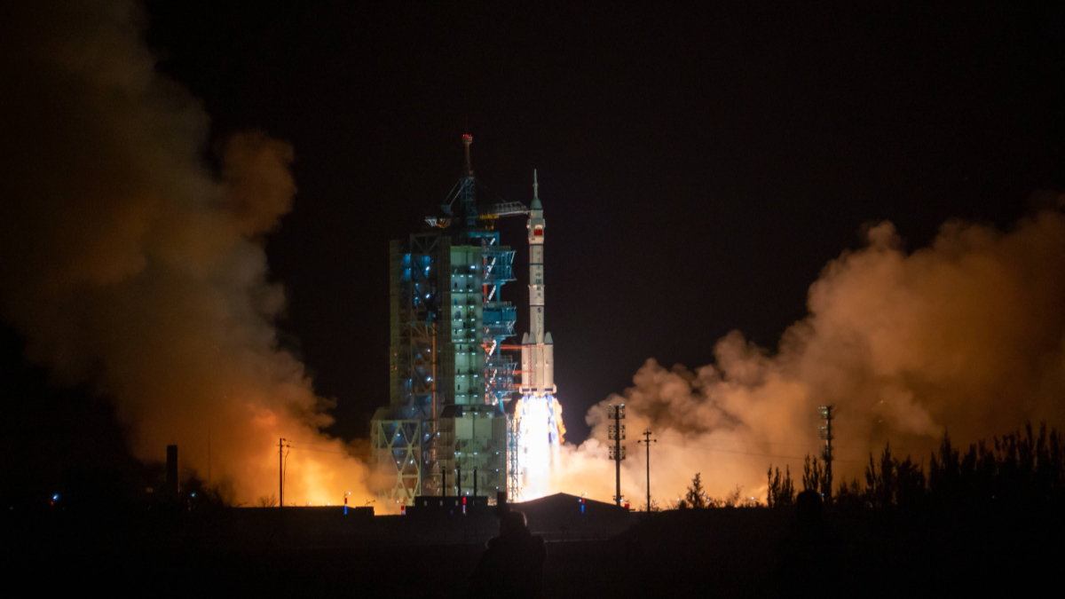 Cel mai tânăr echipaj al misiunii Shenzhou-19 a ajuns la bordul staţiei spaţiale chineze | VIDEO
