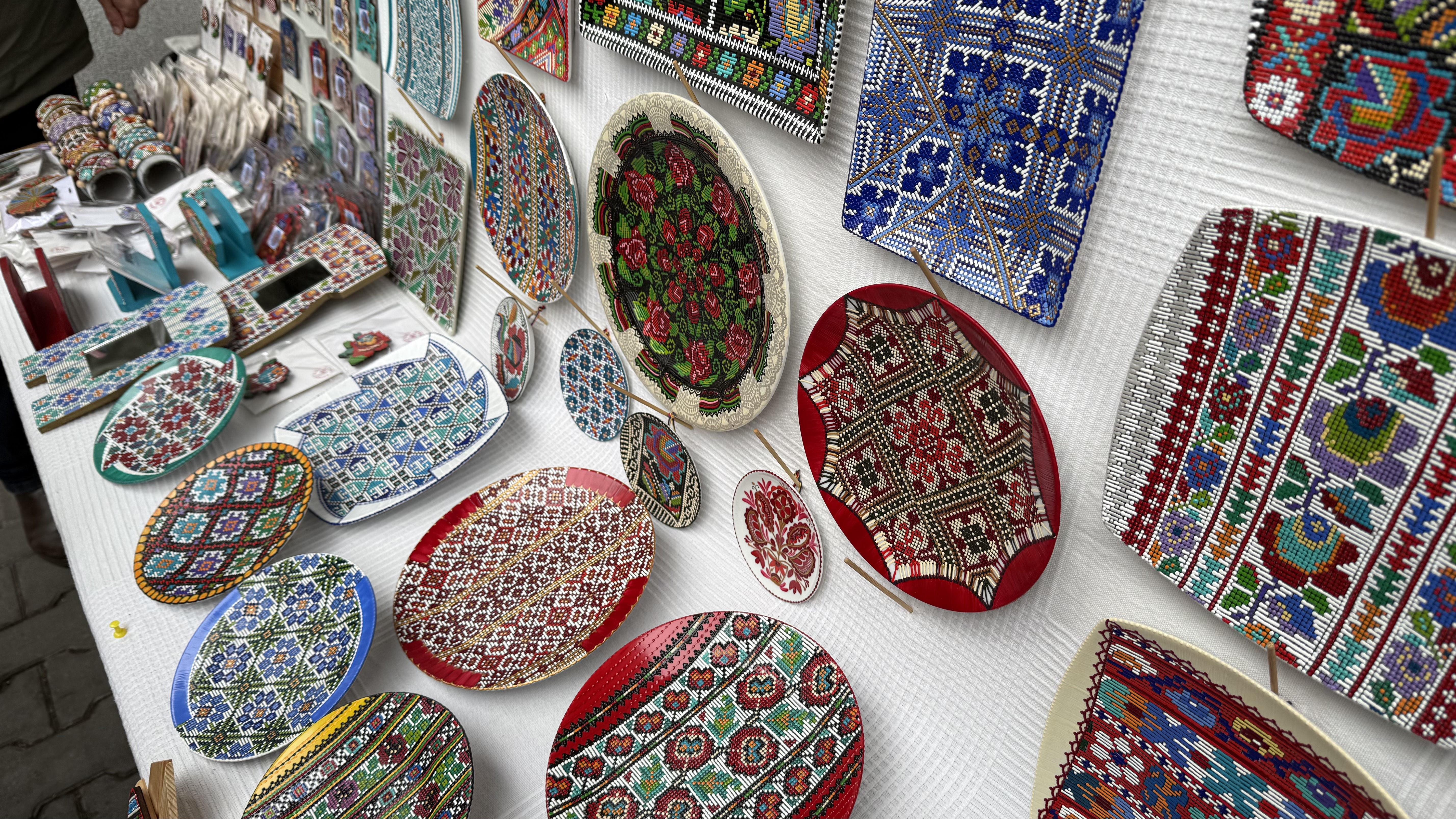 „Esență de Românie într-o farfurie”. Peter Brâncoveanu și broderiile pictate pe ceramică: „50 de lei sau 10 euro! Am și Revolut”