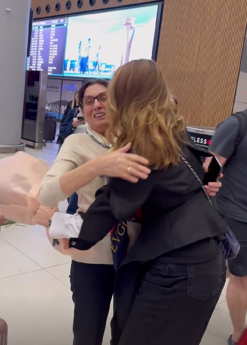 Iulia Vântur, întâlnire emoționantă cu mama ei în aeroport: „Reunite”. I-a adus flori și baloane
