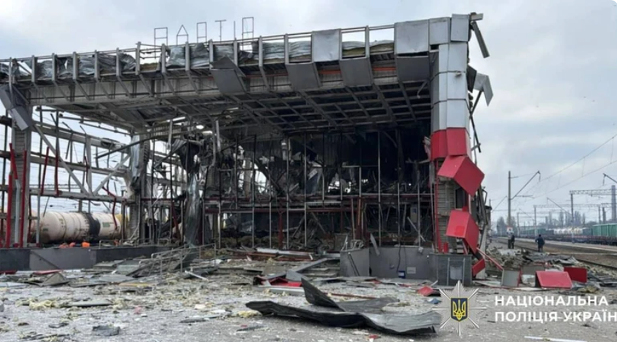 Cum arată gara Fastiv din Ucraina, distrusă complet de un atac aerian masiv rusesc: trenurile au ars, clădirile au devenit ruine