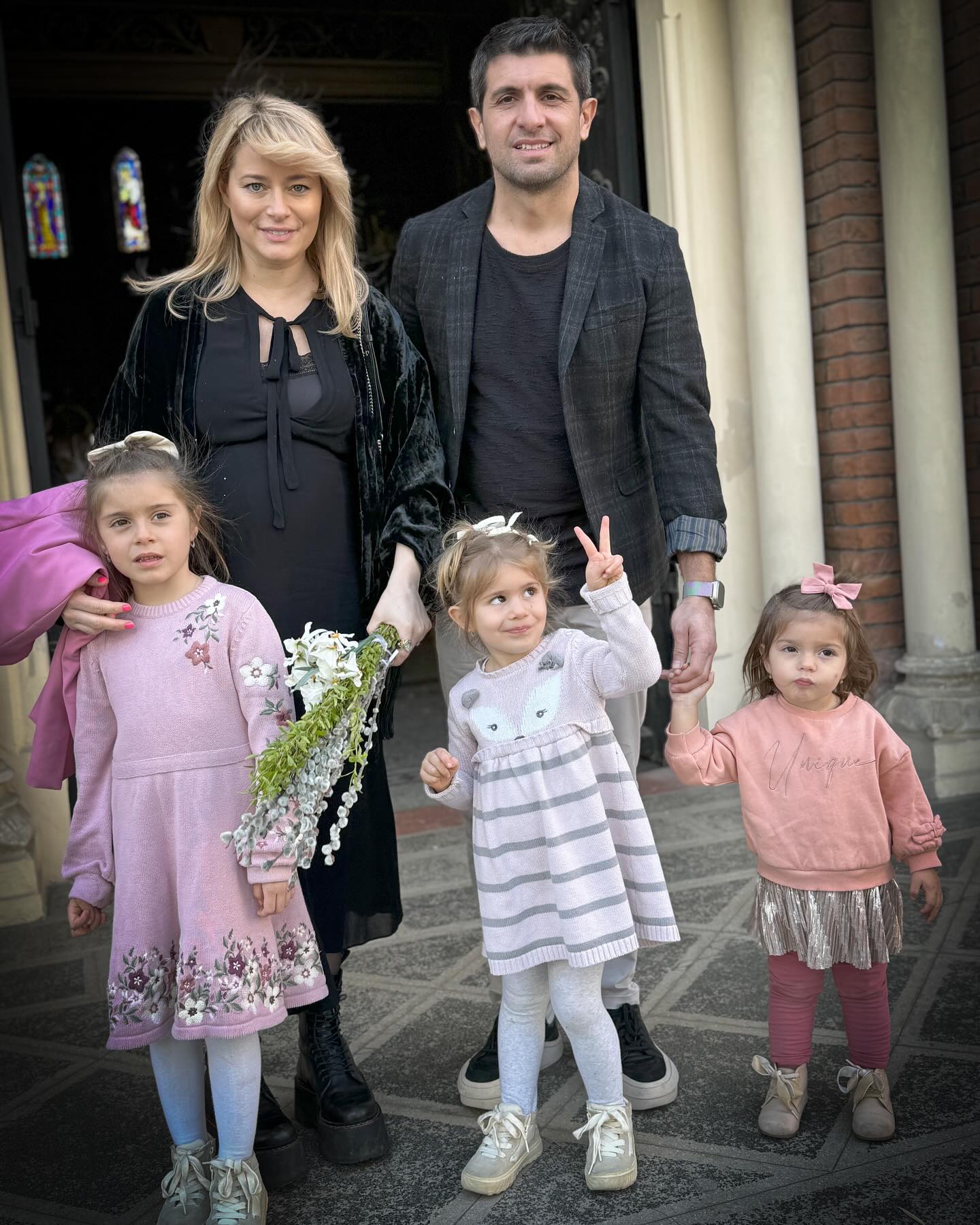 Laura Cosoi a atras toate privirile cu o rochie care a costat 50 de lei: „Am prins-o la reducere”. Actrița e însărcinată în 8 luni